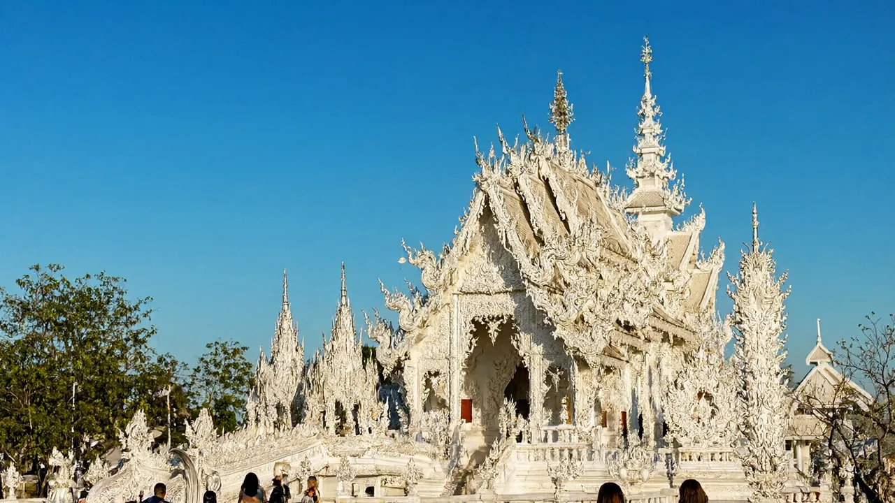 치앙라이의 흰 사원과 산악 도시 풍경